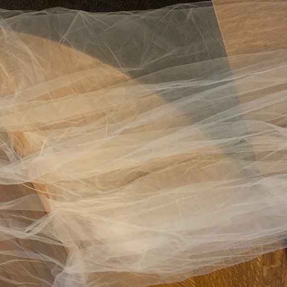 BRAND NEW Pretty long bridal veil in white color.